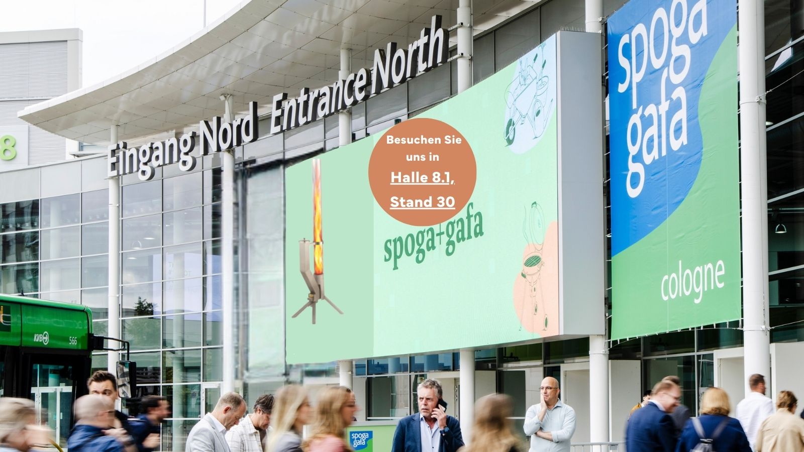 spoga+gafa-Banner am Eingang Nord mit Feuerrohr silber und Hinweis auf Halle 8.1, Stand 30