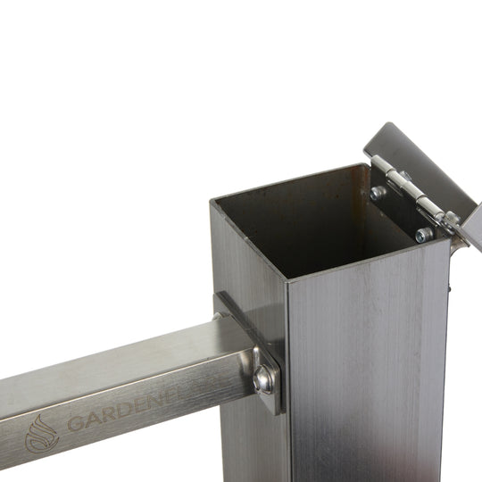 Gardenflare Klassik Feuerrohr Edelstahl, Detailaufnahme Pelletschacht und Halterung, weißer Hintergrund