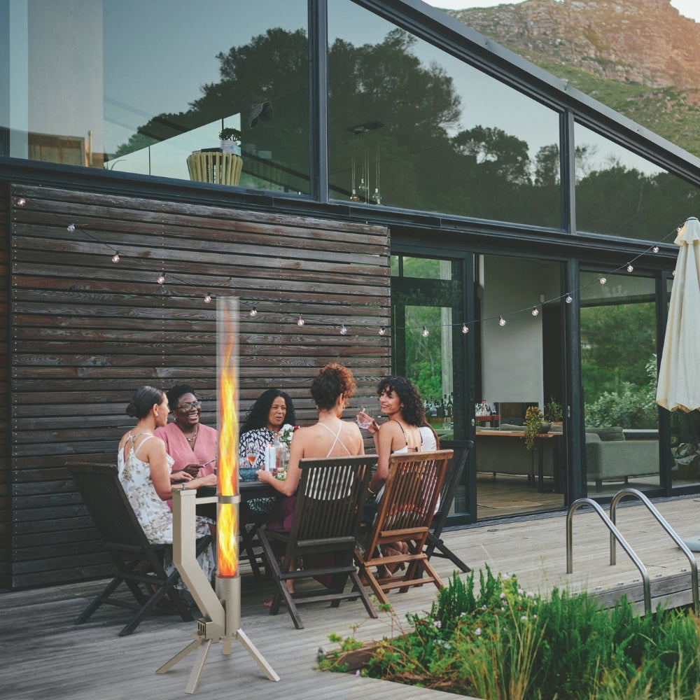 Gardenflare Klassik Feuerrohr silber auf Terrasse bei geselligem Abend mit Frauengruppe, Bergkulisse im Hintergrund