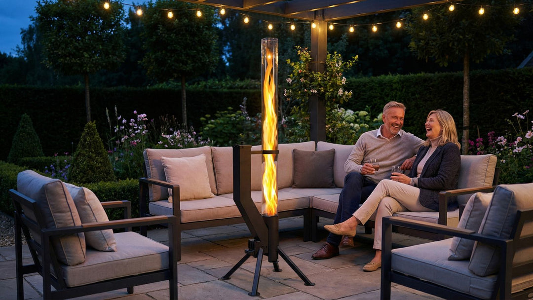 Gardenflare Premium Feuerrohr in Schwarz auf Terrasse mit sichtbarer Flamme und gemütlichem Abendambiente