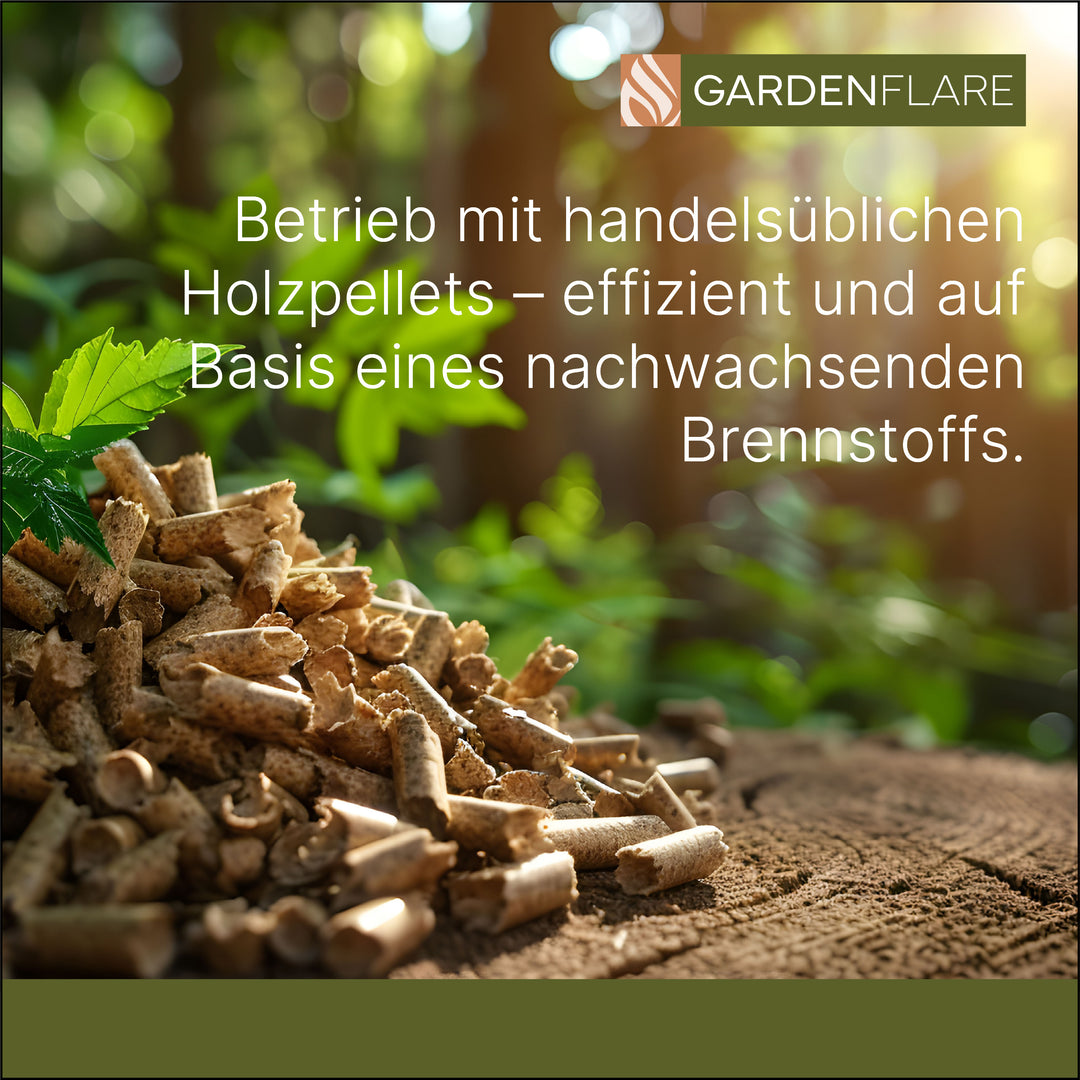 Handelsübliche Holzpellets auf einem Baumstumpf im Grünen