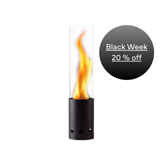 Tischfeuer mit schwarzem Metallfuß und einer Flamme im Glaszylinder, daneben ein schwarzer Kreis mit „Black Week – 20 % off“.