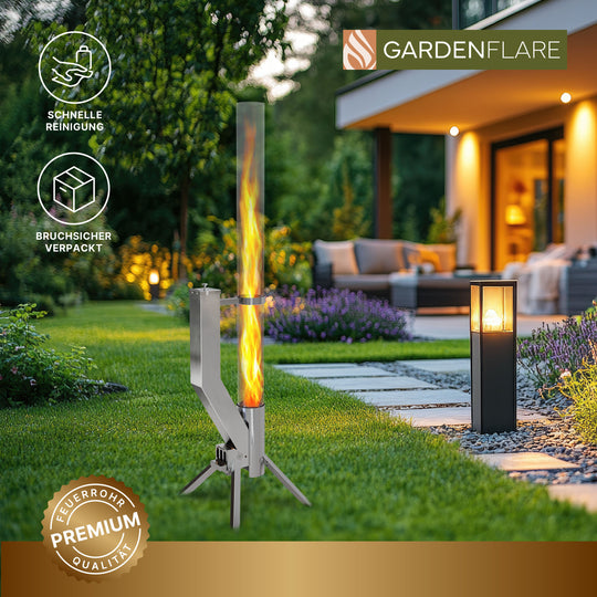Feuerrohr PREMIUM in silber brennend auf einer modernen Gartenterrasse bei Dämmerung, mit Icons „Schnelle Reinigung“ und „Bruchsicher verpackt“ sowie Gardenflare-Logo.