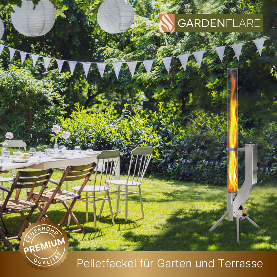 Feuerrohr PREMIUM in silber brennend neben einem gedeckten Gartentisch unter Lampions, mit Text „Pelletfackel für Garten und Terrasse“ und Gardenflare-Logo.