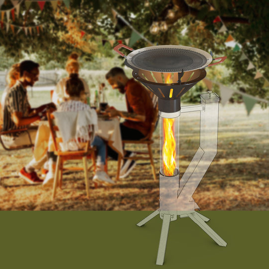 Gardenflare Grillaufsatz mit Outdoor-Grillpfanne auf Klassik Feuerrohr im Garten bei geselliger Runde im Hintergrund