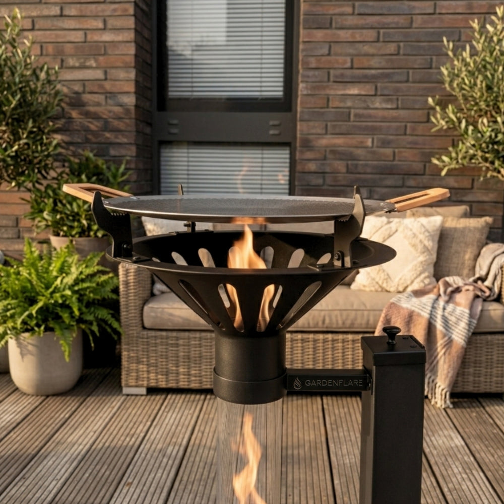 Gardenflare Grillaufsatz mit Grillpfanne auf Klassik Feuerrohr auf Terrasse vor Sitzlounge
