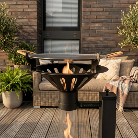 Gardenflare Grillaufsatz mit Grillpfanne auf Klassik Feuerrohr auf Terrasse vor Sitzlounge