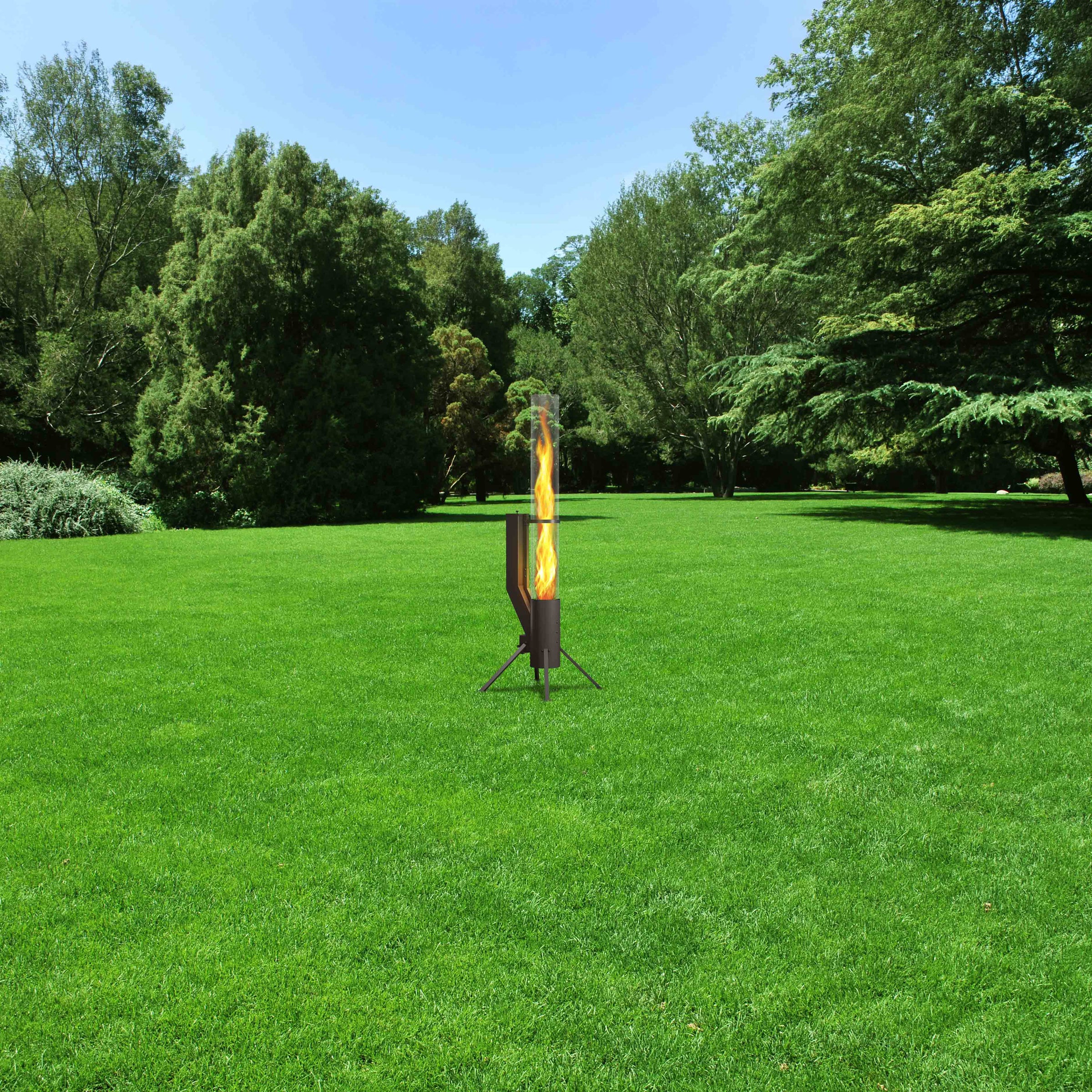 Gardenflare XXL Feuerrohr in Schwarz auf grüner Rasenfläche mit sichtbarer Flamme