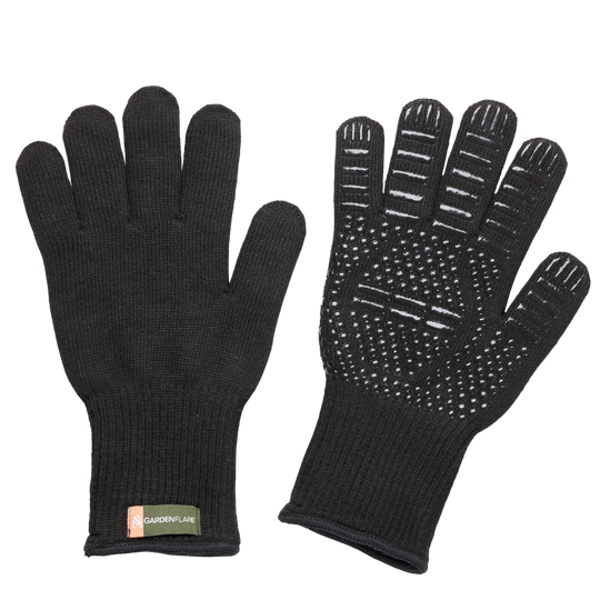 Schwarze, hitzebeständige Arbeitshandschuhe aus grob gestricktem Material. Die linke Handfläche ist glatt, die rechte zeigt weiße, rutschfeste Silikon-Noppen und Streifen für besseren Grip. Am Bund des linken Handschuhs befindet sich ein kleines Etikett mit der Aufschrift „Gardenflare“.
