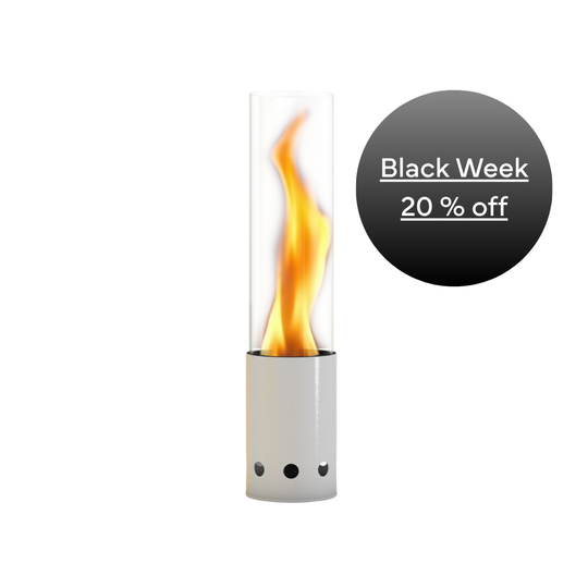 Tischfeuer mit hellem, weißem Metallfuß und Flamme im Glaszylinder, daneben ein schwarzer Kreis mit „Black Week – 20 % off“.