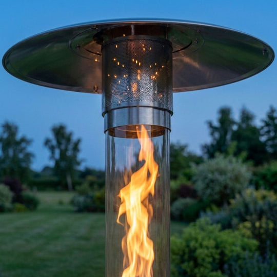 Gardenflare XXL Feuerrohr mit Funkenfänger bei Abendstimmung im Garten
