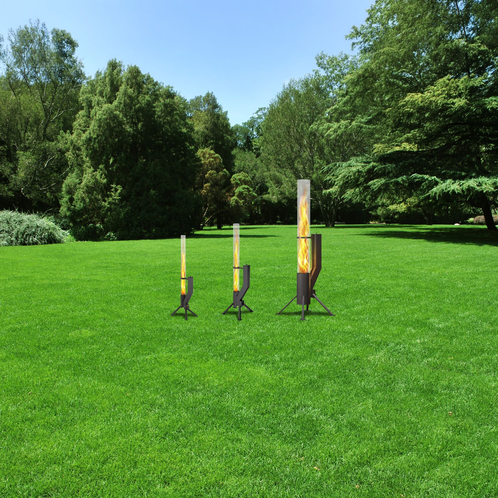 Gardenflare fire tubes in Classic, Premium and XXL sizes on a green lawn in the garden.