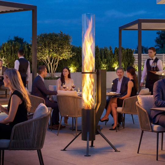 Gardenflare XXL Feuerrohr Edelstahl schwarz im Einsatz auf einer Gastronomie-Terrasse