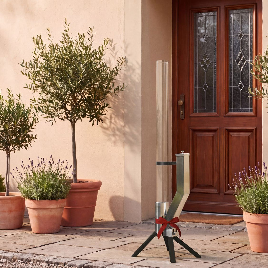 Gardenflare Klassik Feuerrohr Multicolor mit schwarzem Fuß ohne Flamme am Hauseingang