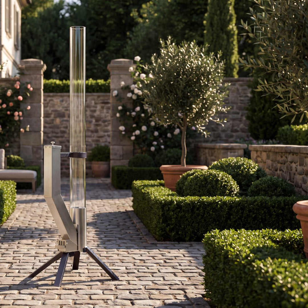 Gardenflare Klassik Multicolor Feuerrohr mit schwarzem Fuß ohne Flamme im Garten