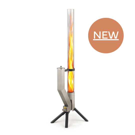 Edelstahlfarbenes Feuerrohr mit sichtbarer, senkrecht aufsteigender Flamme im transparenten Rohr; auf schwarzen Standfüßen montiert und einem schwarzen Glasrohrhalter. Rechts daneben ein runder, orangefarbener Kreis mit der Aufschrift „NEW“.