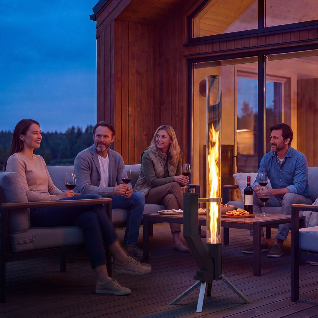 Klasyczna rura ogniowa Gardenflare Klassik Multicolor ze srebrną podstawą na tarasie w gronie przyjaciół