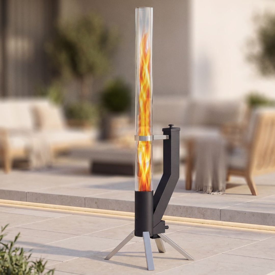 Klasyczna rura ogniowa Gardenflare Multicolor ze srebrną podstawą w świetle dziennym na tarasie