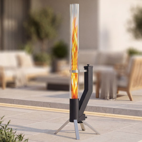 Klasyczna rura ogniowa Gardenflare Multicolor ze srebrną podstawą w świetle dziennym na tarasie