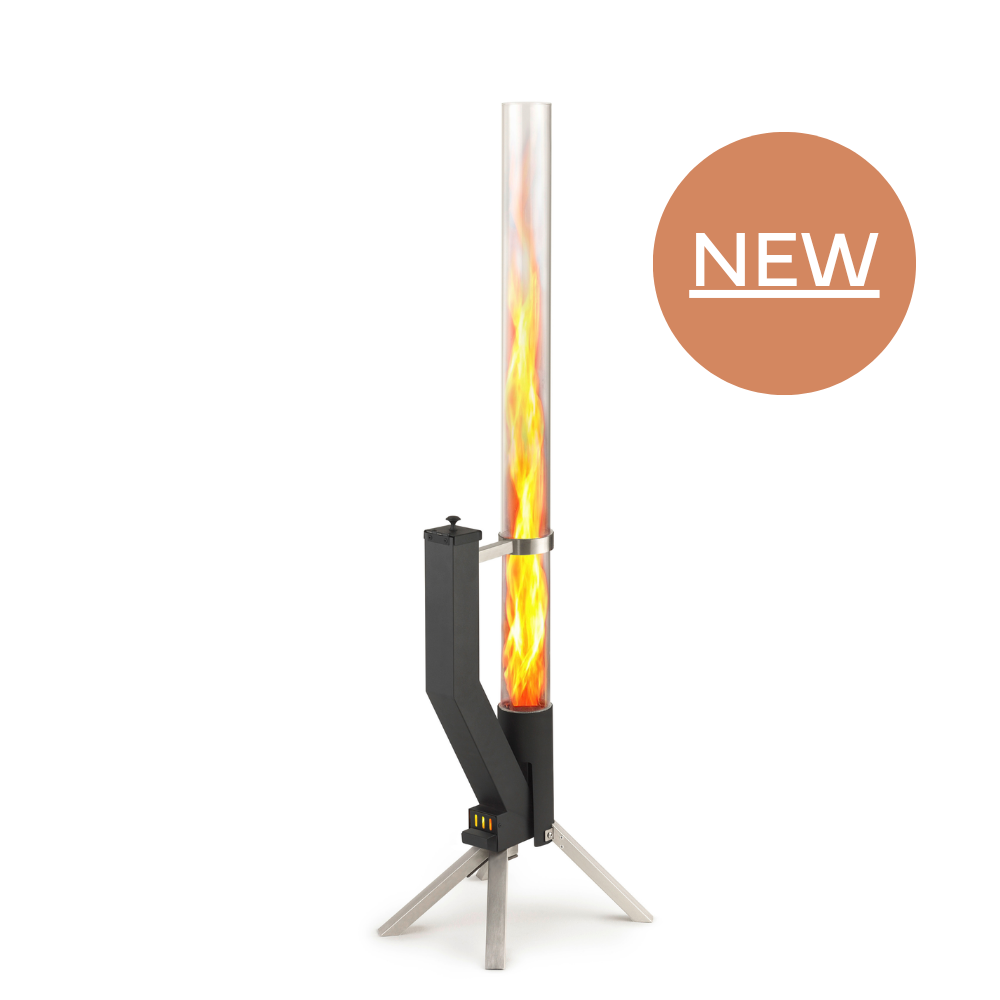 Schwarzes Feuerrohr mit sichtbarer, senkrecht aufsteigender Flamme im transparenten Rohr; auf silbernen Standfüßen montiert und einem silbernen Glasrohrhalter. Rechts daneben ein runder, orangefarbener Kreis mit der Aufschrift „NEW“.