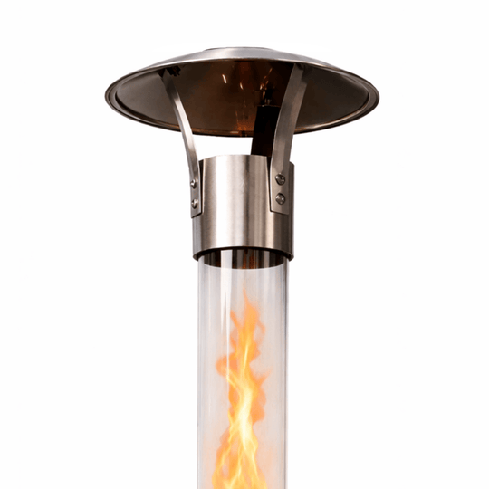 Tube de feu Gardenflare Premium avec pare-étincelles sur fond blanc avec flamme visible dans le tube en verre.