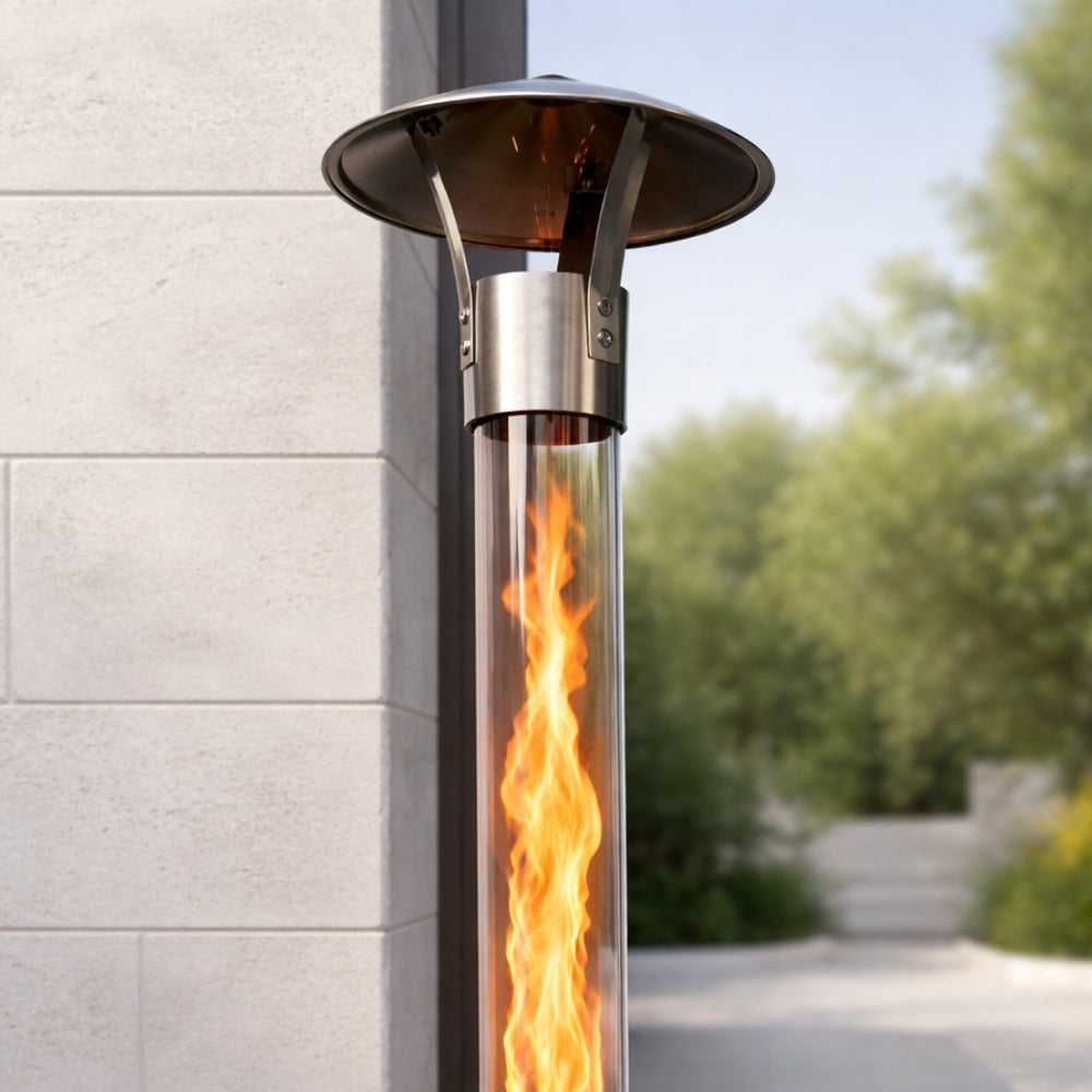 Gardenflare Klassik Feuerrohr mit Funkenfänger im Einsatz mit sichtbarer Flamme im Glasrohr