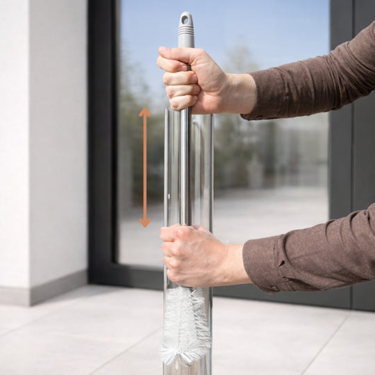 Gardenflare Teleskop-Reinigungsbürste in Anwendung zur schonenden Reinigung des Glasrohrs