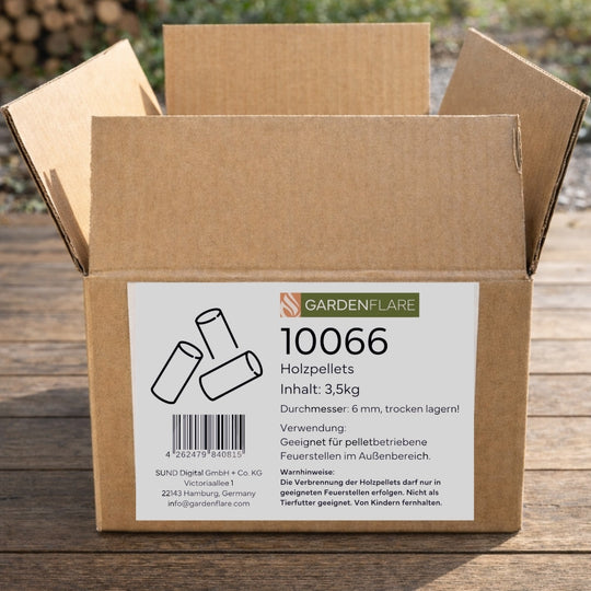 Gardenflare Premium Holzpellets 3,5 kg Starter Pack in offener Kartonverpackung auf Holztisch im Außenbereich
