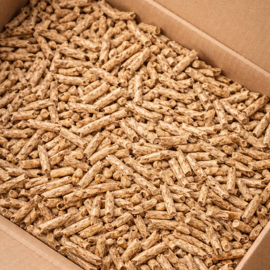 Nahaufnahme von Gardenflare Premium Holzpellets in Kartonverpackung, 6 mm Holzpellets als Brennstoff für pelletbetriebene Feuerstellen im Außenbereich