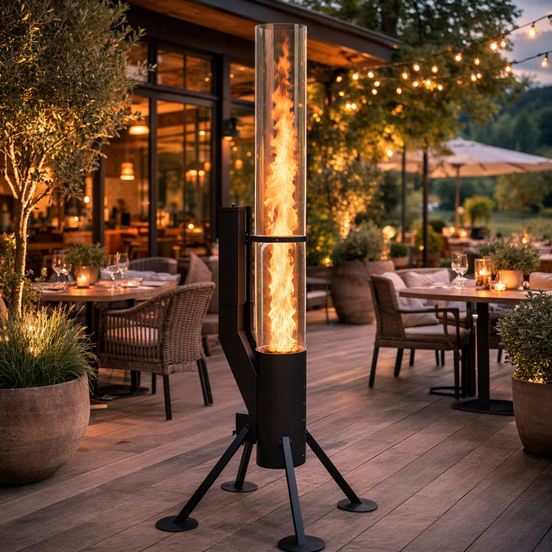 Gardenflare XXL RVS Vlampijp in zwart op een verlicht horecaterras met een hoge vlam