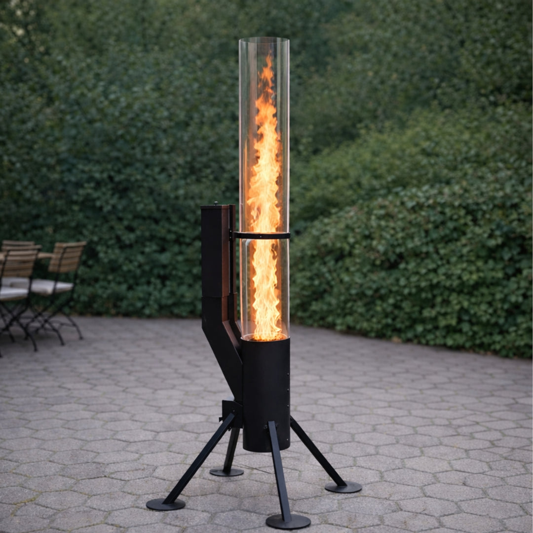 Gardenflare XXL RVS Vlampijp in zwart op een horecaterras met een hoge vlam