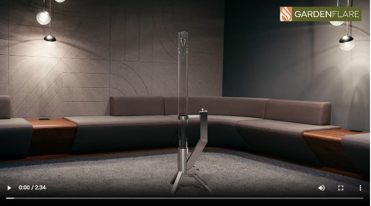 Modernes Feuerrohr von Gardenflare in edlem Showroom mit stilvollem Lounge-Bereich und Designerbeleuchtung