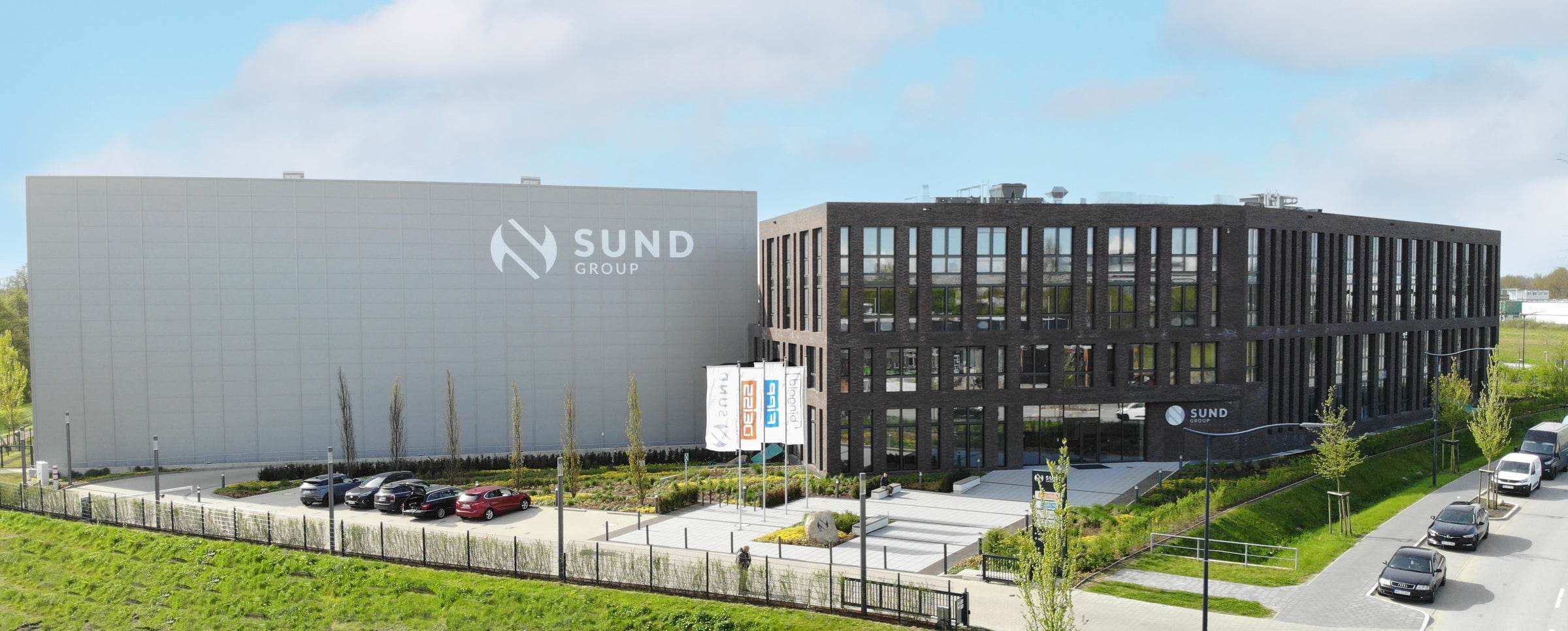 SUND Group Firmengebäude mit modernem Büro- und Logistikkomplex am Unternehmensstandort.