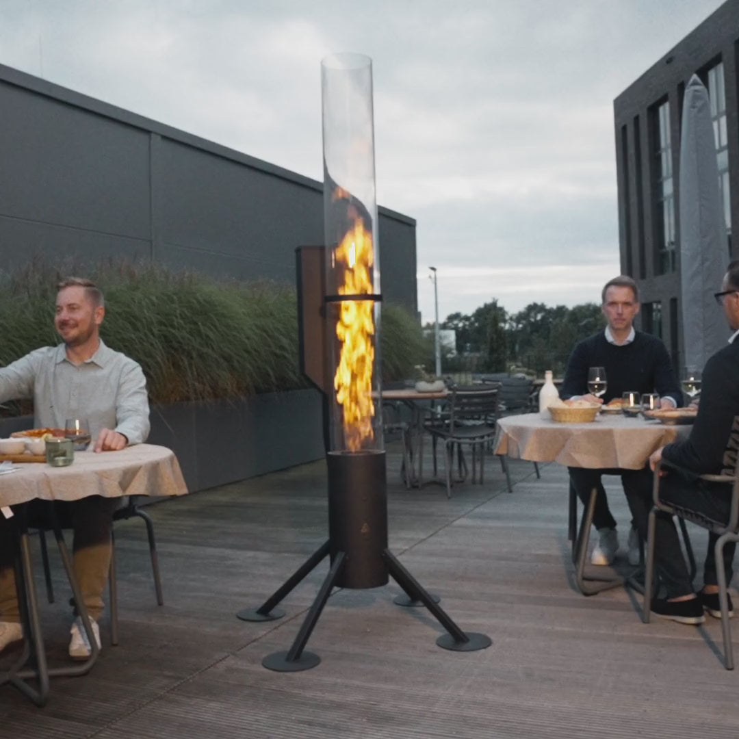 Gardenflare XXL Feuerrohr im Betrieb auf einer Dachterrasse im Gastronomie-Ambiente