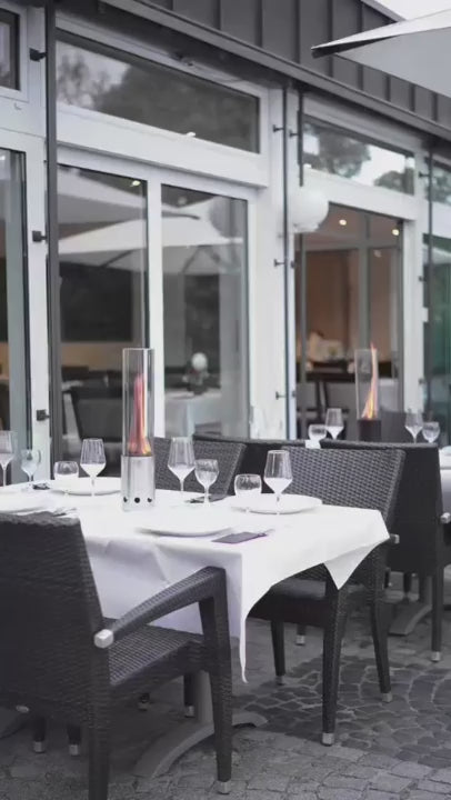 Video von Tischfeuern in schwarz, silber und weiß in verschiedenen Szenerien mit stimmungsvoller Hintergrundmusik.