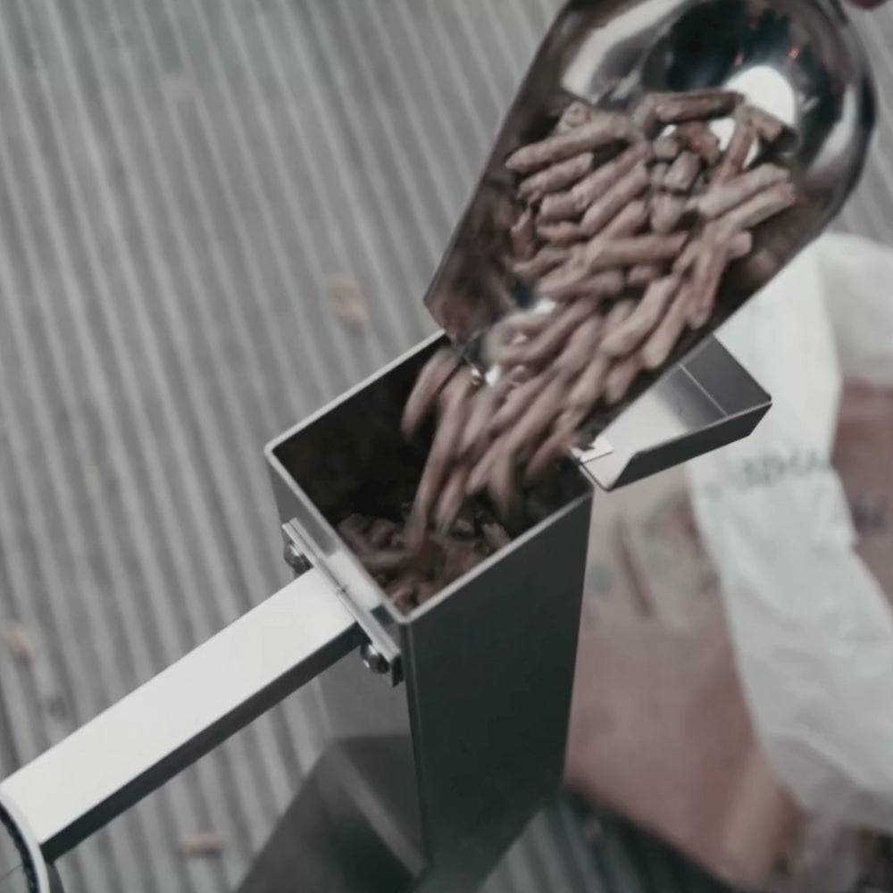 Anzündvideo für das silberne Feuerrohr mit Pelletbefüllung