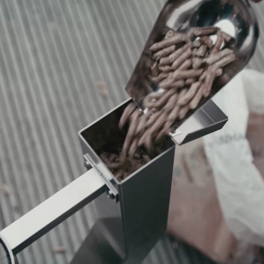 Anzündvideo für das silberne Feuerrohr mit Pelletbefüllung