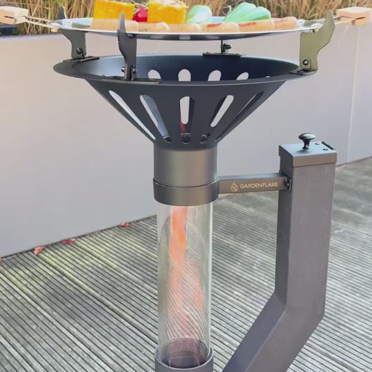Gardenflare Grillset Schwarz mit Grillaufsatz beim Grillen auf der Terrasse.
