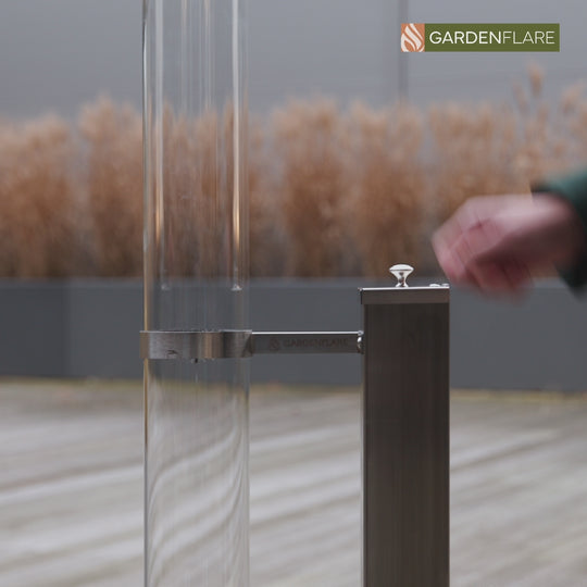 Gardenflare Premium Feuerrohr silber im Betrieb mit sichtbarer Flamme.