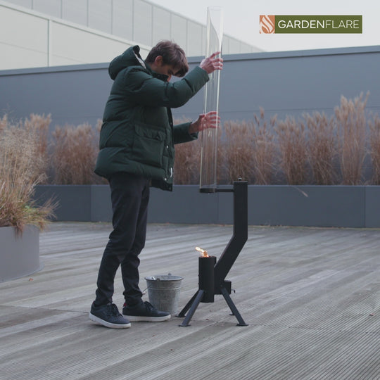 Gardenflare Premium Feuerrohr schwarz im Betrieb mit sichtbarer Flamme 