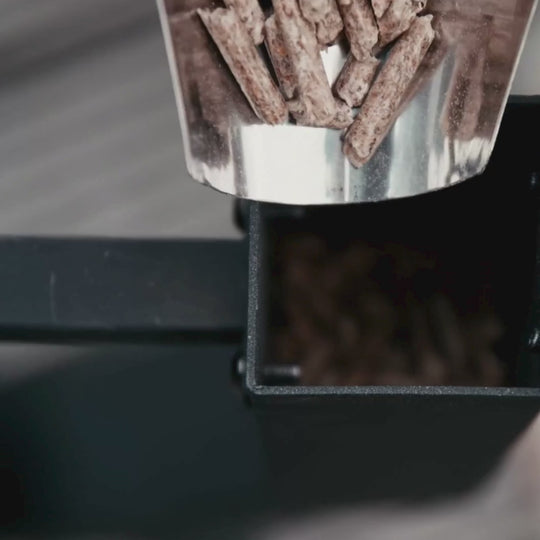 Anzündvideo für das schwarze Feuerrohr mit Pelletbefüllung